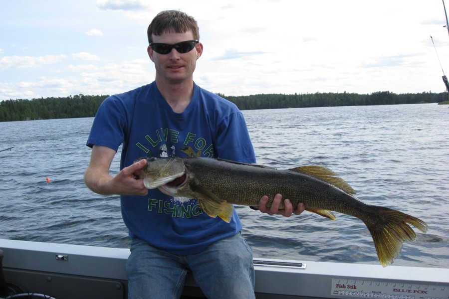 ../image/day 7 bill holding julie 30 inch walleye 2.jpg